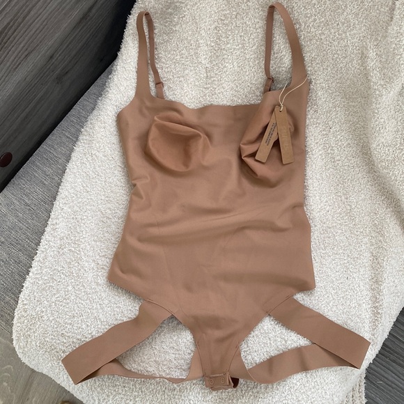 NWT !!!! Skims Lifting Shapewear - Picture 2 of 2